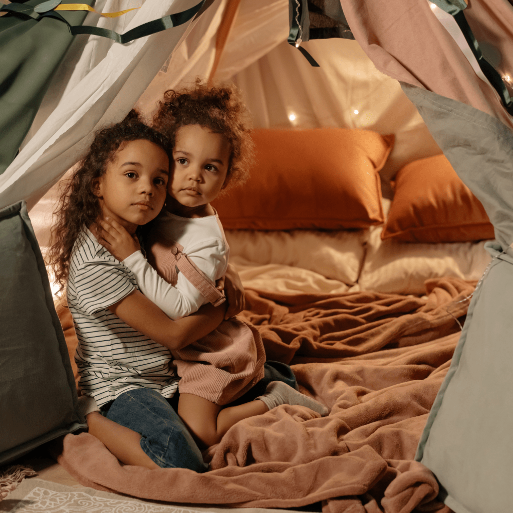 To børn der sidder i et glamping telt